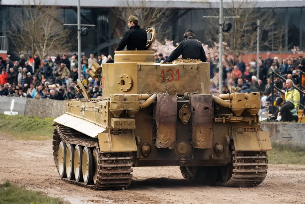 tigre-131-bovington-vue-arriere-en-marche tigre 131 ausf e bovington